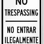 bilingual no trespassing sign